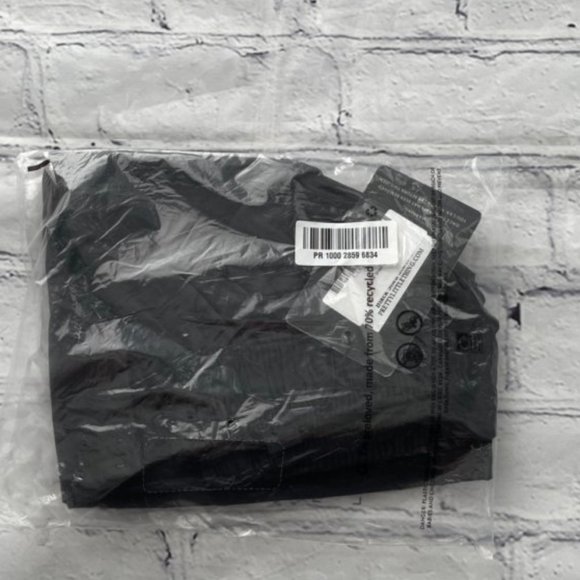 Pretty Little Thing Black Shell Short - Picture 11 of 11